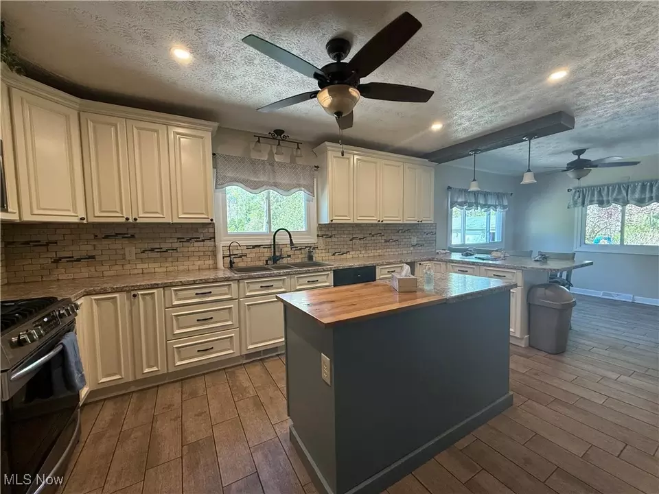 Kitchen - 1851 Bears Den Rd, Youngstown, OH 44511 photo 2 of 3