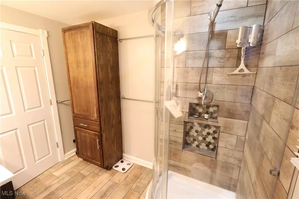 Bath - 1851 Bears Den Rd, Youngstown, OH 44511 photo 4 of 4