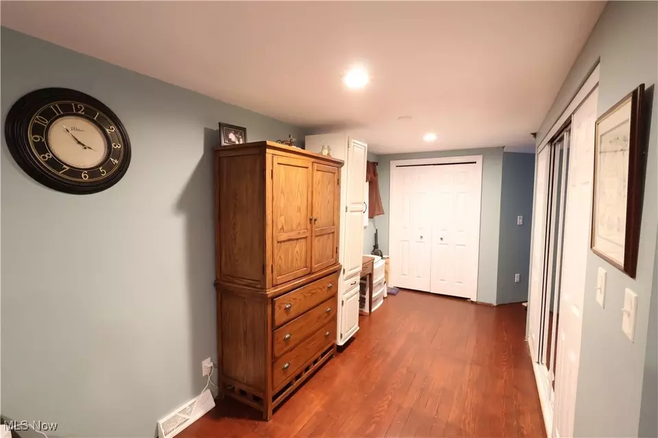 Entry Way - 1851 Bears Den Rd, Youngstown, OH 44511 photo 1 of 2