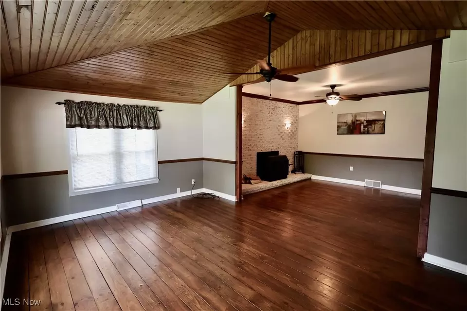 Living - 1851 Bears Den Rd, Youngstown, OH 44511 photo 5 of 6