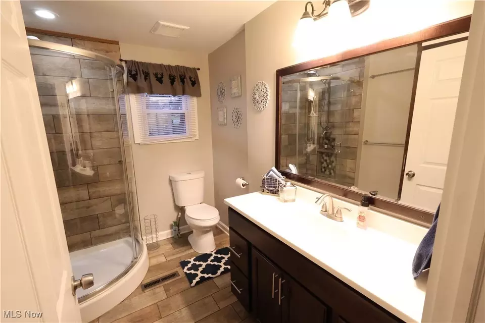 Bath - 1851 Bears Den Rd, Youngstown, OH 44511 photo 3 of 4