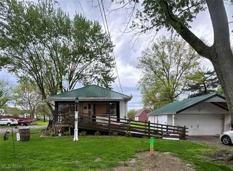 7069 Flenner St SW, Navarre, OH 44662