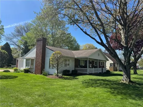 930 E 4th St, Dover, OH 44622