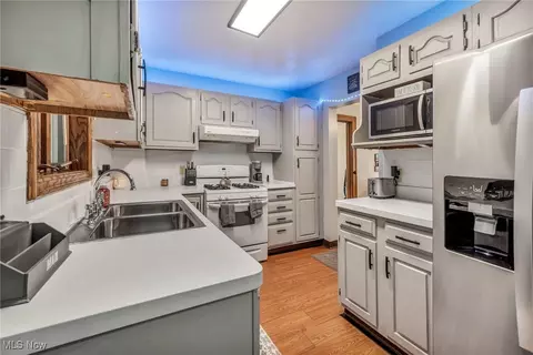 Kitchen - 72 E Dartmore Ave, Akron, OH 44301 photo 3 of 4