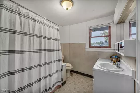 Bath - 72 E Dartmore Ave, Akron, OH 44301 photo 2 of 3