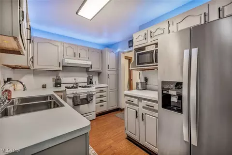 Kitchen - 72 E Dartmore Ave, Akron, OH 44301 photo 2 of 4