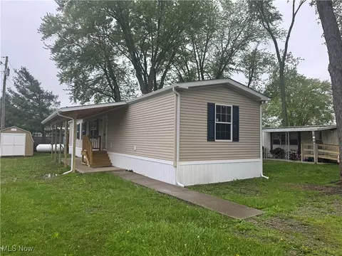5182 Center Rd SE, New Philadelphia, OH 44663