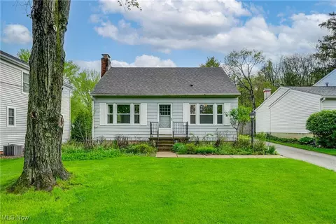 109 Hazelwood Dr, Chagrin Falls, OH 44022