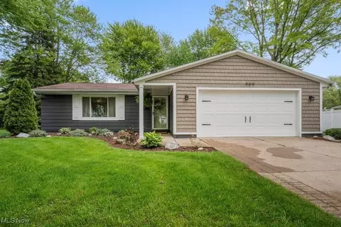 909 Salem Dr, Huron, OH 44839