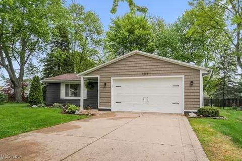 909 Salem Dr, Huron, OH 44839 photo 2