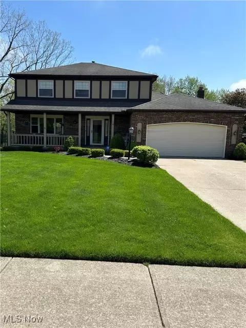 8211 Twin Oaks Dr, Broadview Heights, OH 44147