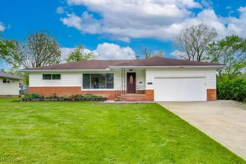 7905 Craigleigh Dr, Parma, OH 44129