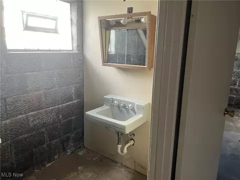 Bath - 324 Elm St, Struthers, OH 44471 photo 2 of 3