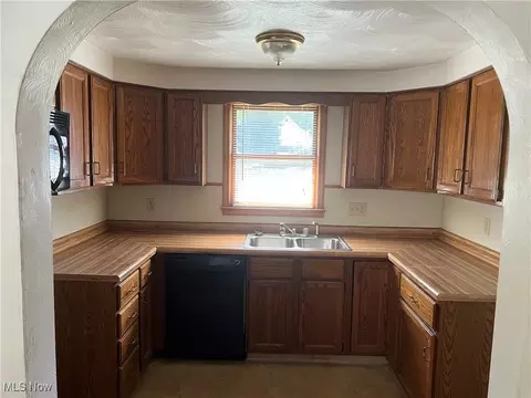 Kitchen - 324 Elm St, Struthers, OH 44471 photo 1 of 3