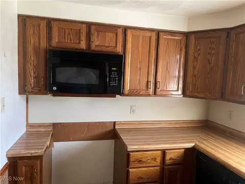 Kitchen - 324 Elm St, Struthers, OH 44471 photo 2 of 3