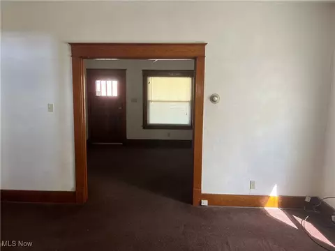 Living - 324 Elm St, Struthers, OH 44471 photo 1 of 2