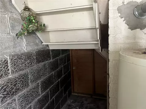 Entry Way - 324 Elm St, Struthers, OH 44471 photo 4 of 4