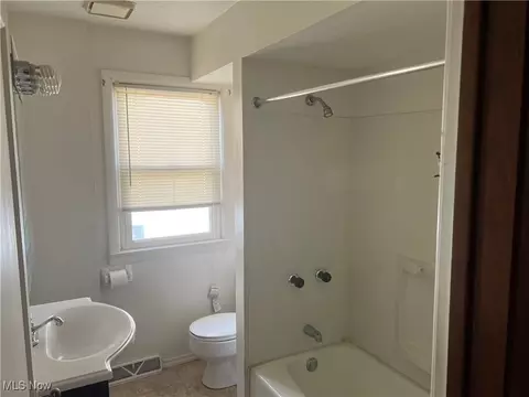Bath - 324 Elm St, Struthers, OH 44471 photo 1 of 3