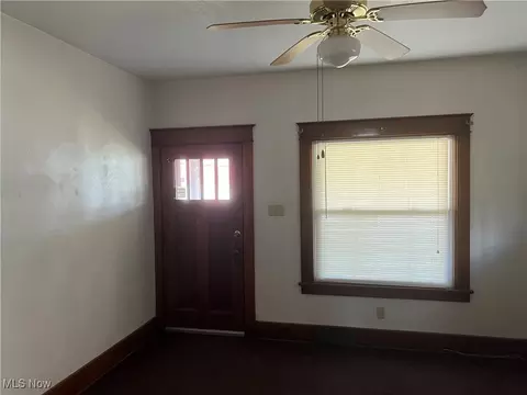 Living - 324 Elm St, Struthers, OH 44471 photo 2 of 2