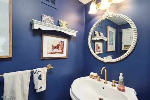 Bath - 5680 Ledgebrook Ln, Solon, OH 44139 photo 3 of 3