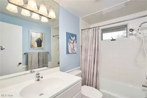 Bath - 5680 Ledgebrook Ln, Solon, OH 44139 photo 2 of 3