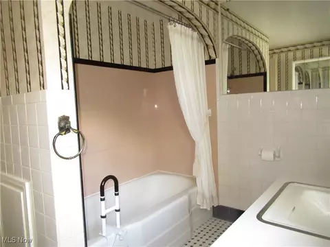 Bath - 64 S Cadillac Dr, Boardman, OH 44512 photo 3 of 4