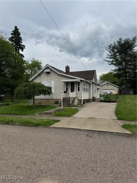 251 30th St NW, Barberton, OH 44203