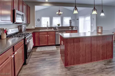 Kitchen - 39075 Caistor Dr, Avon, OH 44011 photo 4 of 4