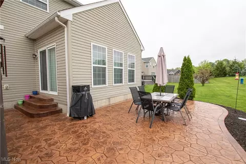 Exterior - 39075 Caistor Dr, Avon, OH 44011 photo 2 of 3