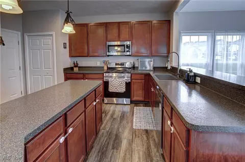 Kitchen - 39075 Caistor Dr, Avon, OH 44011 photo 3 of 4