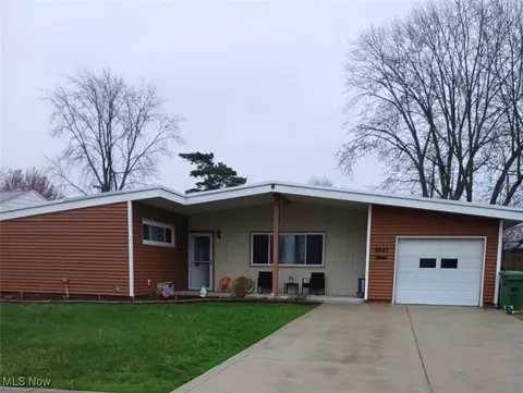 6653 Newbury Ln, Parma Heights, OH 44130