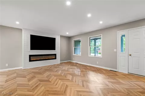 Living - 3420 Shad Dr E, Mansfield, OH 44903 photo 3 of 10