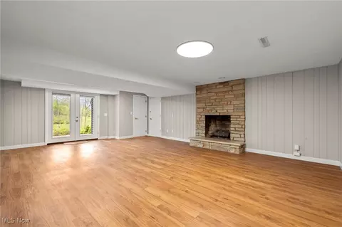 Living - 3420 Shad Dr E, Mansfield, OH 44903 photo 9 of 10