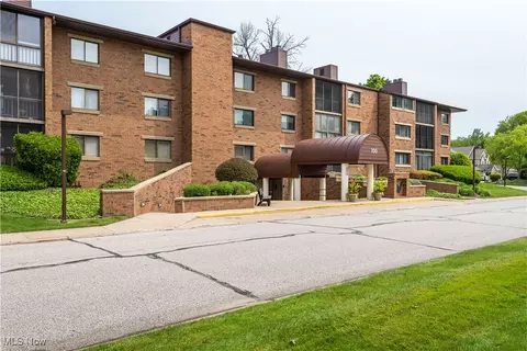100 Fox Hollow Dr #302, Mayfield Heights, OH 44124