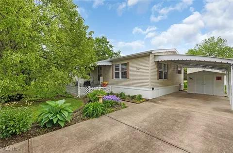 17 Oak Dr, Olmsted Twp, OH 44138