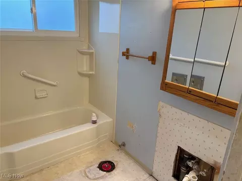 Bath - 712 Freedom Ave, Akron, OH 44310 photo 2 of 2
