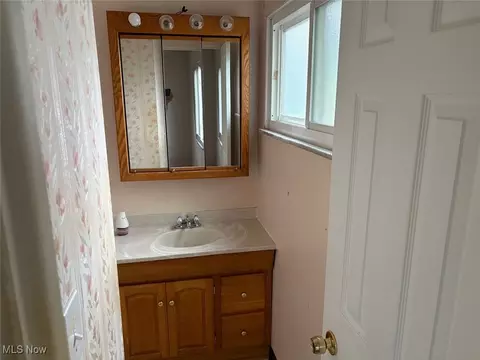 Bath - 712 Freedom Ave, Akron, OH 44310 photo 1 of 2