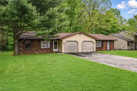 1352 Castillion Dr NE, Warren, OH 44484