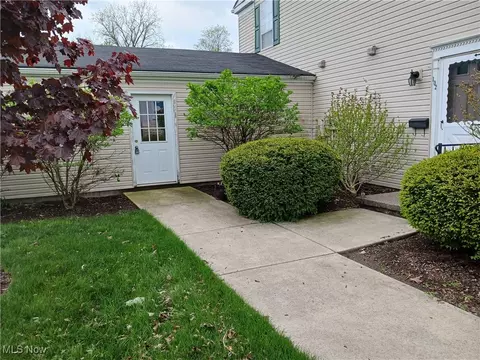 102 Fox Hill Ln, Elyria, OH 44035 photo 1