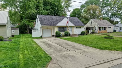 1408 Castlewood Ave SW, North Canton, OH 44720