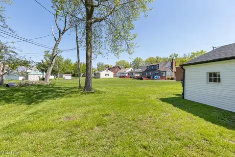 Exterior - 185 Eldred Ave, Bedford, OH 44146 photo 4 of 5