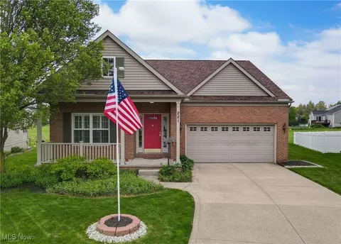 221 Gatwick Grove Cir, Wadsworth, OH 44281