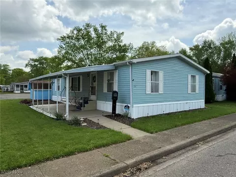 218 Shel Mar Dr SE, New Philadelphia, OH 44663