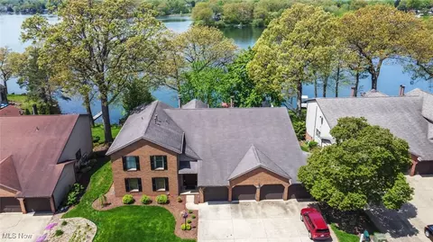 1819 Harbour Cir NW, Canton, OH 44708