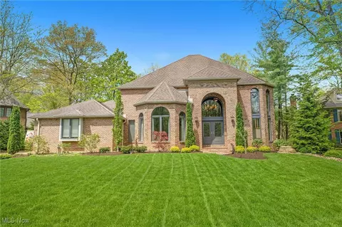 8654 Dunbar Ln, Brecksville, OH 44141