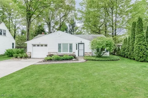302 Hazelwood Dr, Chagrin Falls, OH 44022