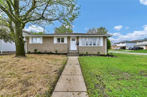 6800 Day Dr, Parma, OH 44129