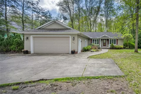 800 Bell Rd, Chagrin Falls, OH 44022