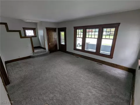 Living - 906 Middle Ave, Elyria, OH 44035 photo 1 of 4