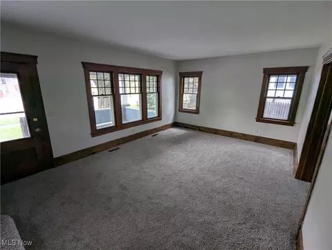 Living - 906 Middle Ave, Elyria, OH 44035 photo 2 of 4
